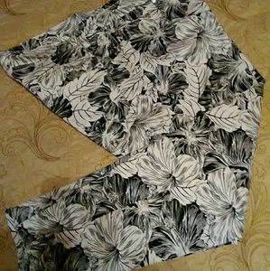 Polo Jeans Co black & white hibiscus print capris